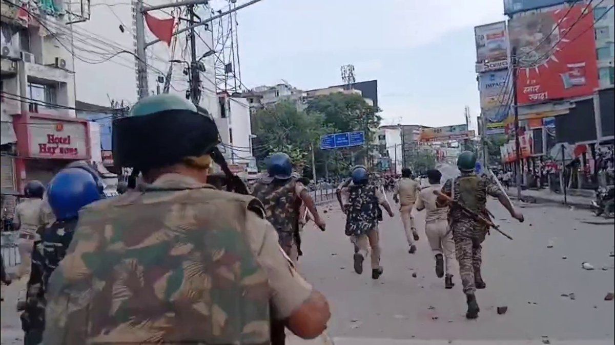 Patna: “पीछे हटे तो नौकरी करने के लायक नहीं छोड़ूंगा” SP संकेत कुमार ने पुलिसकर्मियों को दी हिदायत फिर उग्र छात्रों के पीछे दौड़े।