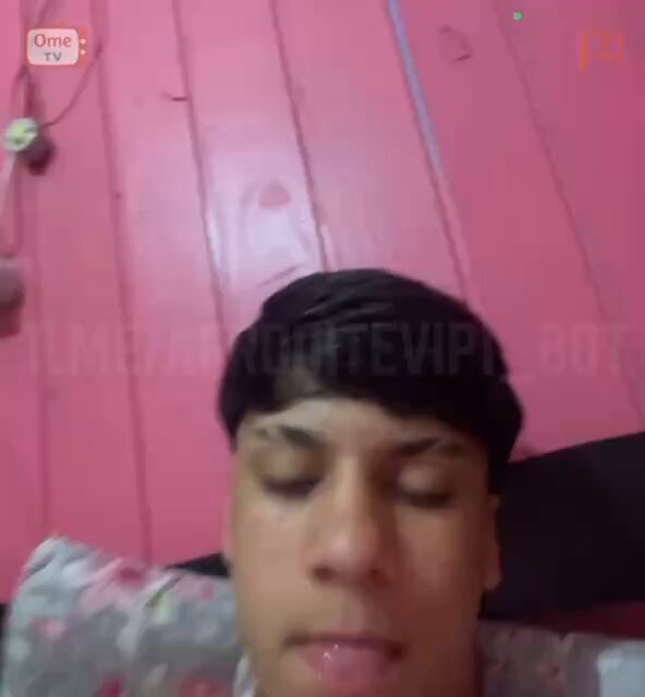ele encontrou um viadinho na chamada e começou a bater uma, gozou gostoso e ainda queria mais 💦😝🔥