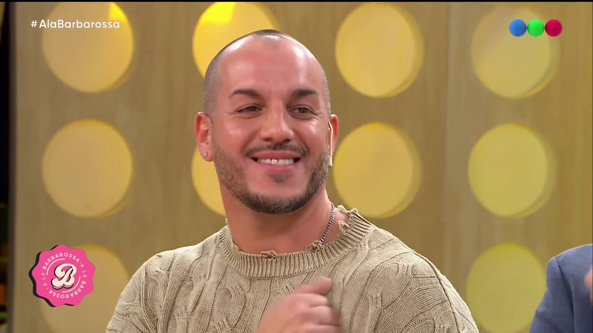¡Bienvenido, Ema! 👋 Nos visita el último eliminado de #GranHermano, que en realidad salió para buscar a Pia Shaw 😂 Mirá #ALaBarbarossa en Telefe 📺