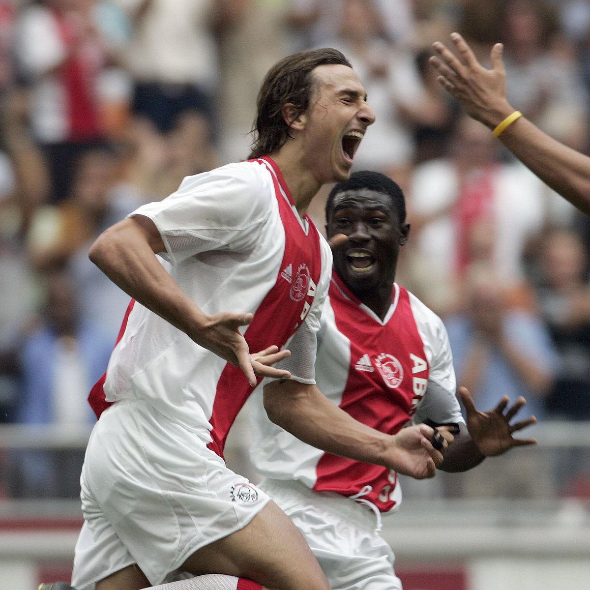 Ce but de Zlatan Ibrahimovic à l'Ajax est tellement 𝗗𝗜𝗡𝗚𝗨𝗘, on dirait qu'il joue contre des enfants ! 😭😱 Même le caméraman s'est fait feinter plusieurs fois...