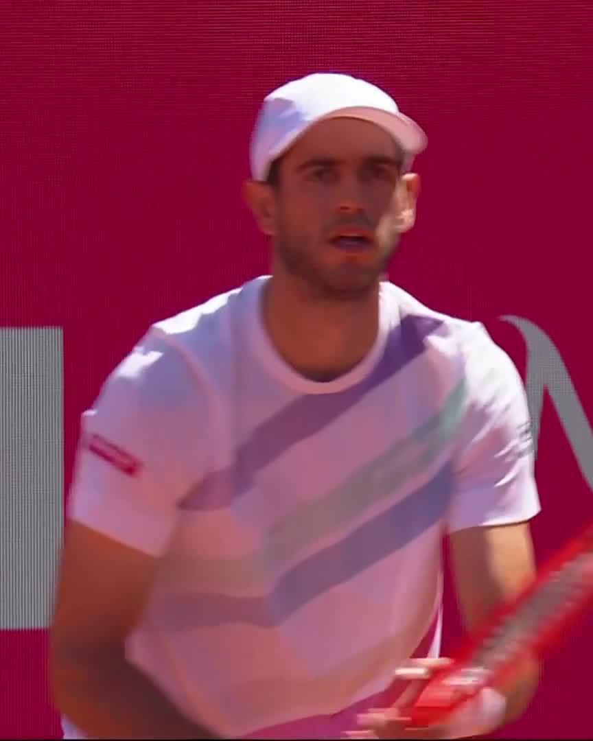 A 28 shot rally to break and he finished it like that 🤩 Bravo, Nuno 👏 #EstorilOpen