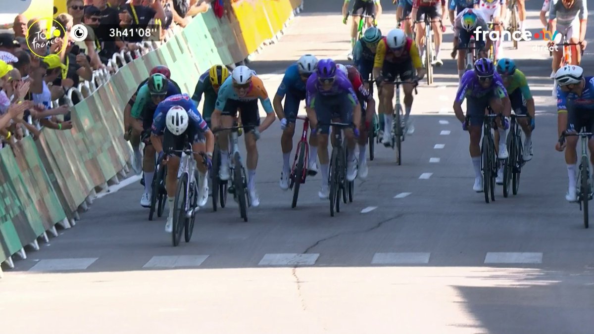 Le travail de Van der Poel, il l'emmène en poussette jusqu'à l'arrivée 🤣