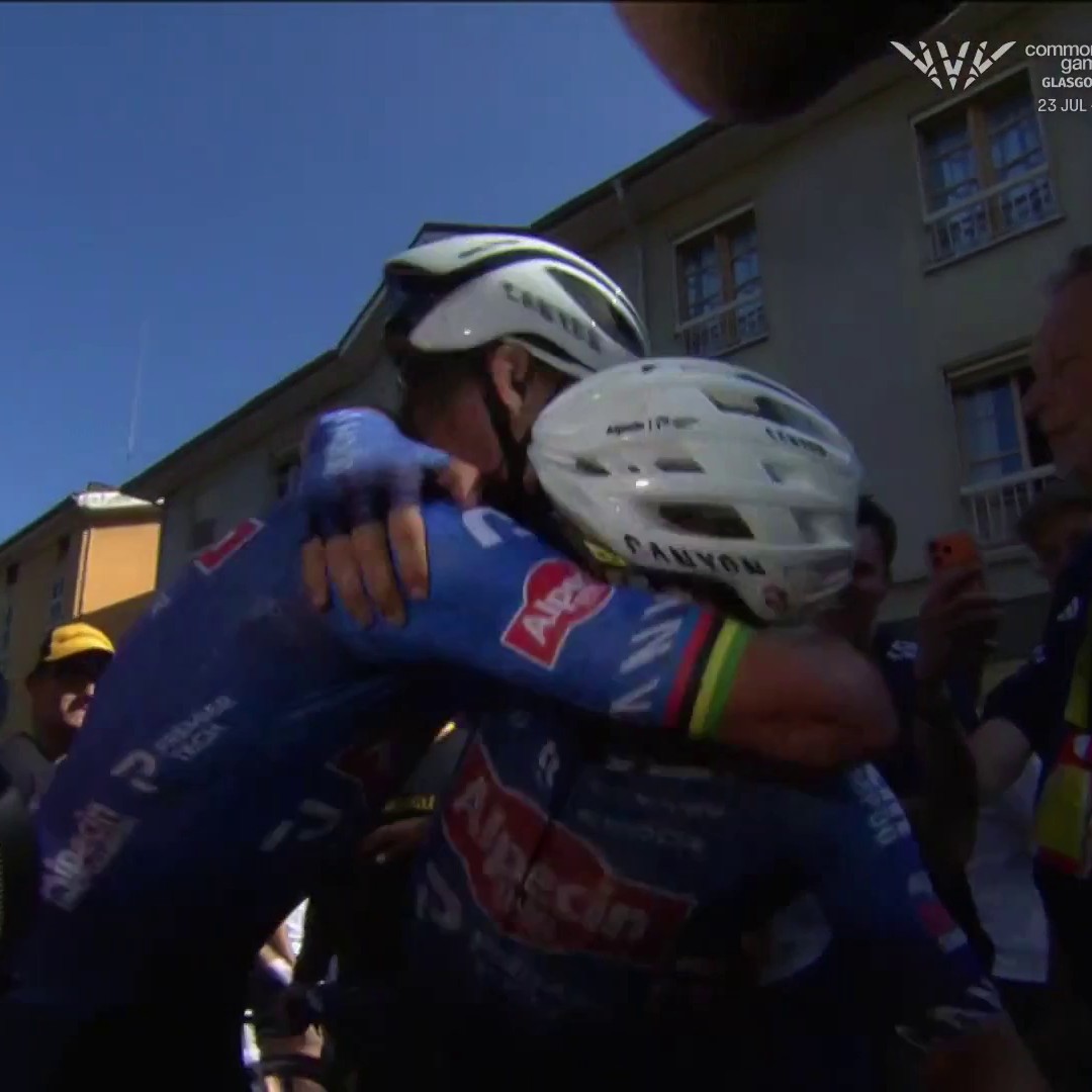 Mathieu VDP almost took Philipsen all the way to the finish line here, just to be sure nobody will say it wasn't a perfect leadout. 😂Jasper wasn't allowed to blow this and he didn't, he showed his best version. Kooij, not even close. #TDF2026