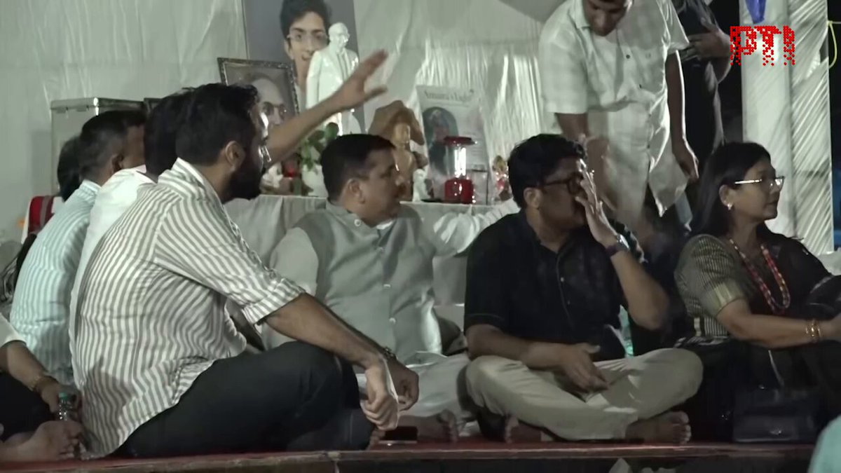 VIDEO | Delhi: AAP leaders Sanjay Singh and Saurabh Bharadwaj, JMM MP Mahua Maji join CJP protest at Jantar Mantar. (Full video available on PTI Videos - #Delhi