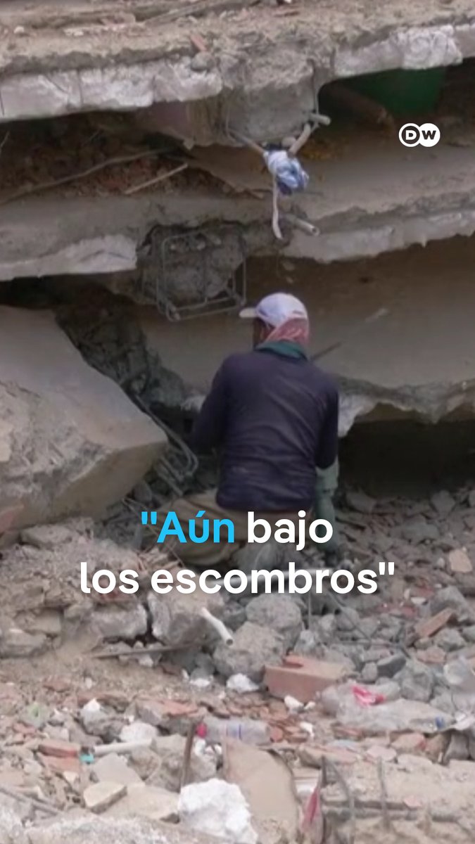 Venezolanos se abren paso entre montañas de escombros para encontrar a sus familiares Casi un mes después del doble terremoto que devastó La Guaira, decenas de familias siguen buscando a sus seres queridos entre muros de concreto. Algunos denuncian que las demoliciones continúan a pesar de que no se recuperaron todos los cuerpos, mientras otros pagan maquinaria privada para intentar hallar a sus seres queridos. El balance oficial supera ya los 5.300 fallecidos.