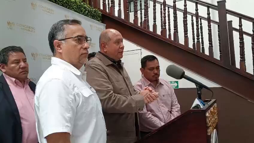 #AHORA Diputados del bloque VOS señalan que el subsidio a los combustibles no llegó al consumidor final, por lo que presentaron una denuncia en contra del exministro y el actual titular del Ministerio de Energía y Minas, por asociación ilícita y peculado, entre otros delitos | Vía Dayana Rashon