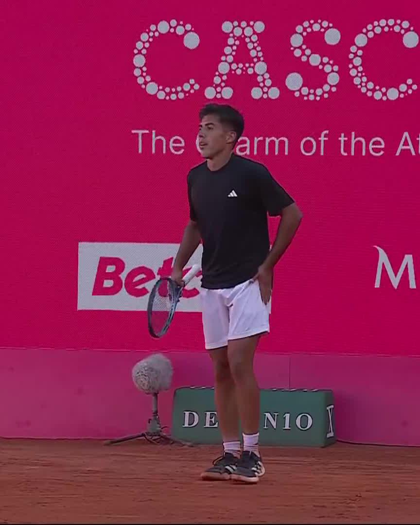 Pleasing the home crowd 🔥 Torres with a stunning backhand winner off the back of an impressive rally! #EstorilOpen