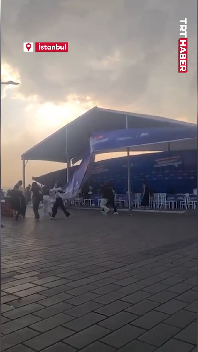 İstanbul'da etkili olan fırtına nedeniyle birçok ilçede ağaçlar devrildi, çatılar uçtu, araçlar hasar gördü.