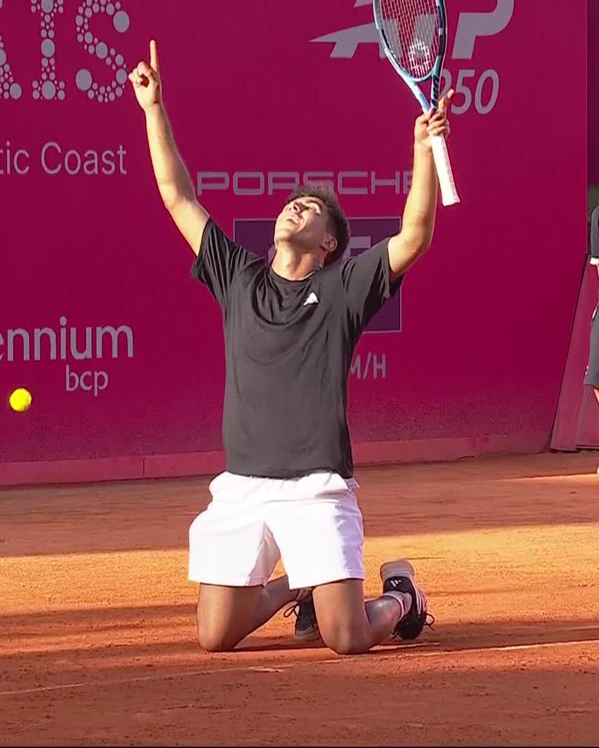 Aconteceu história no Estoril. O português Tiago Torres, número 427 do ranking, eliminou o número 30 mundial Alejandro Tabilo... ... e está nos quartos de final na sua estreia num torneio ATP! 🇵🇹