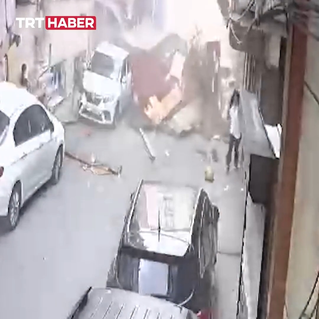 Fırtına nedeniyle uçan çatının altında kalmaktan son anda kurtuldular... 📍İstanbul/Esenler