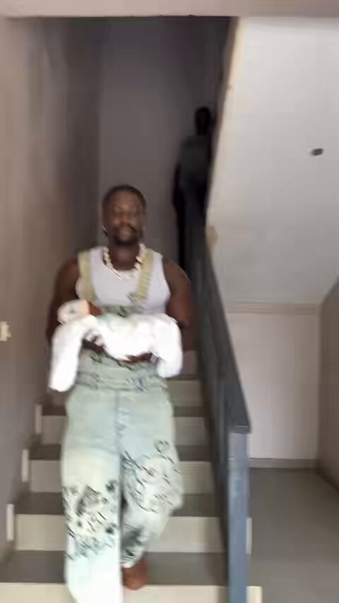 Oh! This is wonderful !! This is good news!! The baby has finally been reunited with his mother🥹❤️✨…. Thanks to VeryDarkMan and all the security operatives