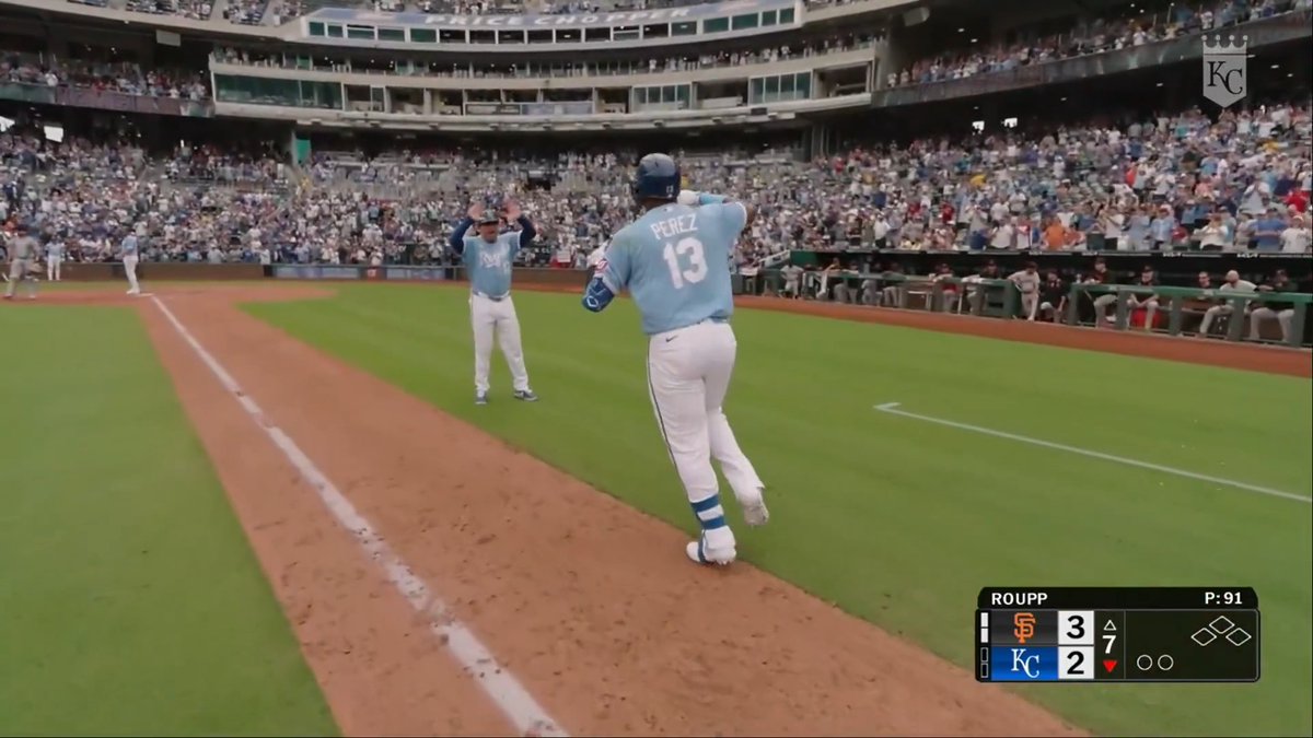 ¡SALVADOR PÉREZ HACE HISTORIA! 🇻🇪 Con su jonrón #317, Salvador Pérez igualó a George Brett como el máximo jonronero en la historia de la franquicia de los Kansas City Royals. Una leyenda venezolana que sigue agrandando su legado en las Grandes Ligas.