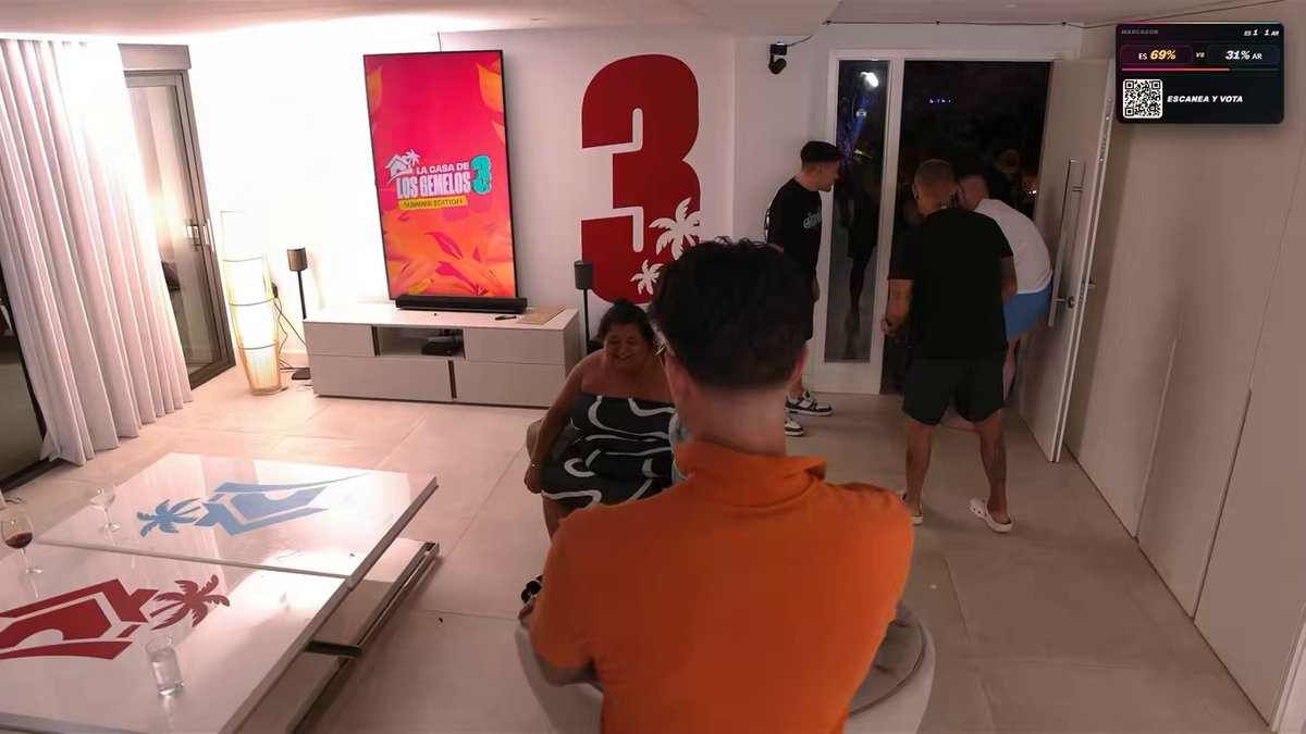 Los Gemelos cumplen el sueño de Alida Azabal, una joven malagueña que sufre dos enfermedades degenerativas: conocerles en persona y compartir momento con los participantes de su reality. #CasaGemelos2