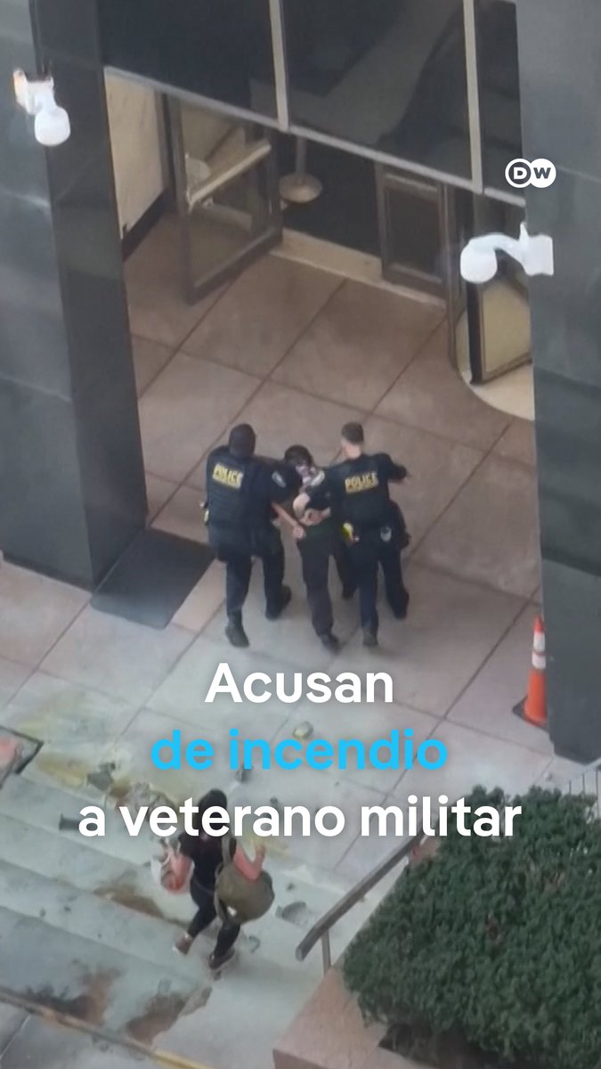 Detienen a veterano por colocar explosivo casero frente a edificio con oficinas de ICE en Nueva York Un tribunal de Nueva York acusó de incendio provocado a un veterano del Ejército de Estados Unidos que fue detenido el lunes tras detonar un artefacto incendiario casero frente a un edificio federal. Según el FBI, el detenido, Andrew Arrabaca, de 43 años, pretendía herir y causar daño, llevaba dos hachas, un martillo, un machete y tres cuchillos. Además llevaba un carrito donde había folletos en contra de ICE, y al ser detenido lanzó insultos contra esa agencia federal. La defensa del acusado alega graves problemas de salud mental.