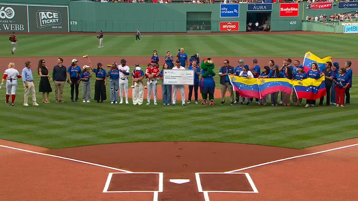 Esta noche, en Fenway Park, los Red Sox celebraron la Noche Venezolana. 🇻🇪❤️ Como parte de la iniciativa, Willson Contreras recibió una donación de la Red Sox Foundation destinada a apoyar los esfuerzos de ayuda para las comunidades afectadas por los terremotos en Venezuela.