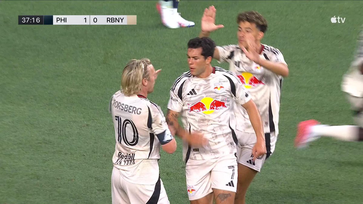 Combination through the midfield, and Cade Cowell finishes it 😮💨 New York evens it with Philadelphia.