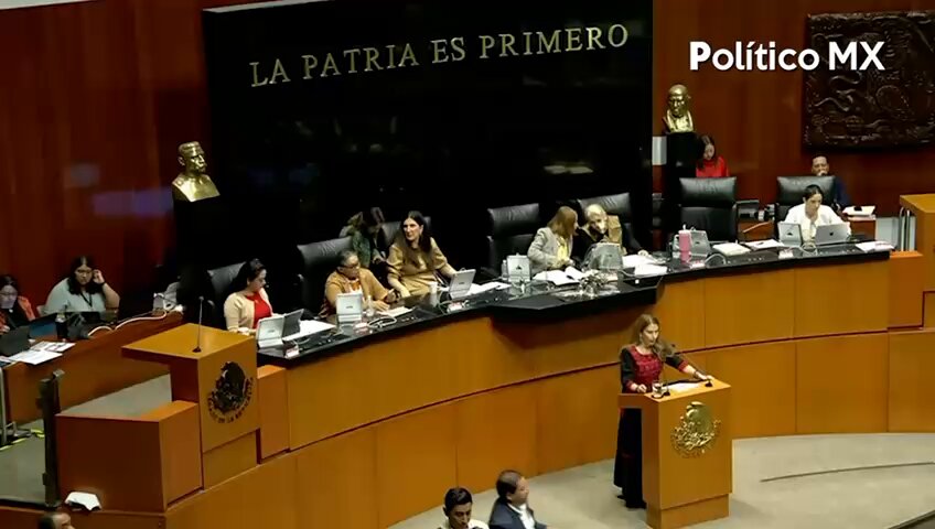 🚨Carolina Viggiano arremetió contra la 4T por los casos de huachicol fiscal y cuestionó: “¿Cuándo van a perseguir los 600 mil millones de pesos?”. Desde el Senado, la legisladora del PRI calificó este esquema como “la madre de todas las estafas” y afirmó que ha causado un daño patrimonial de entre 600 mil y 700 mil millones de pesos.