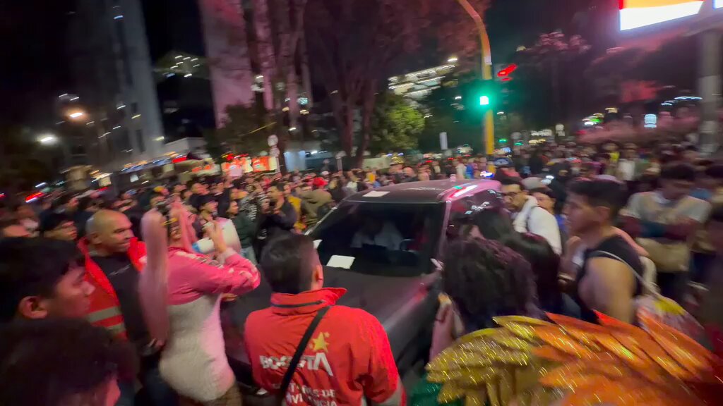 En medio de las manifestaciones, miembros de la comunidad LGBTIQ+ retuvieron un carro en el que, al parecer, un hombre se habría estado burlando de la movilización. Agentes de la Secretaría de Gobierno y la Defensoría del Pueblo intervinieron.