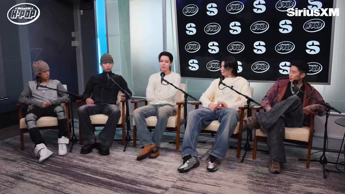 🐈‍⬛ my favorite BIGBANG song is ‘LOSER’ and ‘Bad Boy’. BIGBANG sunbaenim who made me realize how cool it was to write lyrics in korean. a lot of BIGBANG song have korean lyrics and that’s when i realized that you can express things in a cool way in korean as well