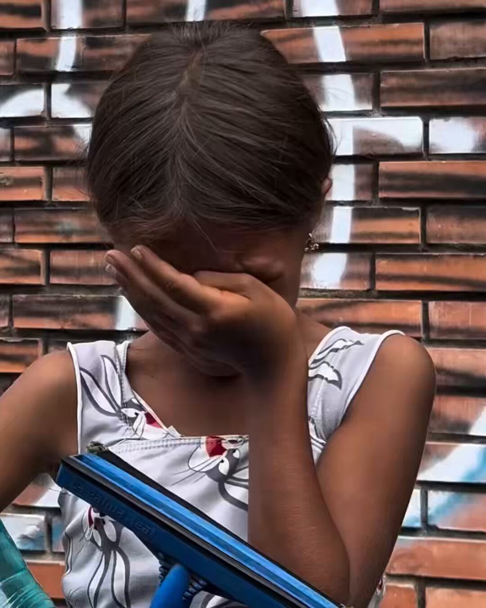 El chavismo logró lo impensable: hacer que el país más rico del mundo, #Venezuela 🇻🇪, tenga a los niños más pobres e infelices del mundo. “Tengo año que no como pollo ni carne 😔” #ayuda #viralreels #venezuela #venezuela🇻🇪 #viralvideos