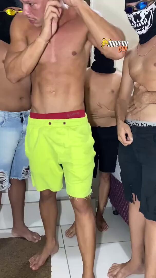meu tio foi feito de putinha pelos meus primos e amigos, ele gravou tudo pra postar no telegram 😏💦🔥
