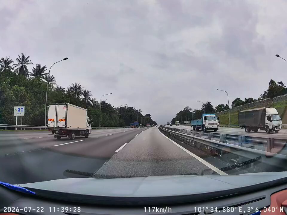 Macam mana boleh terlepas sorang sorang dekat lane kanan ni😭