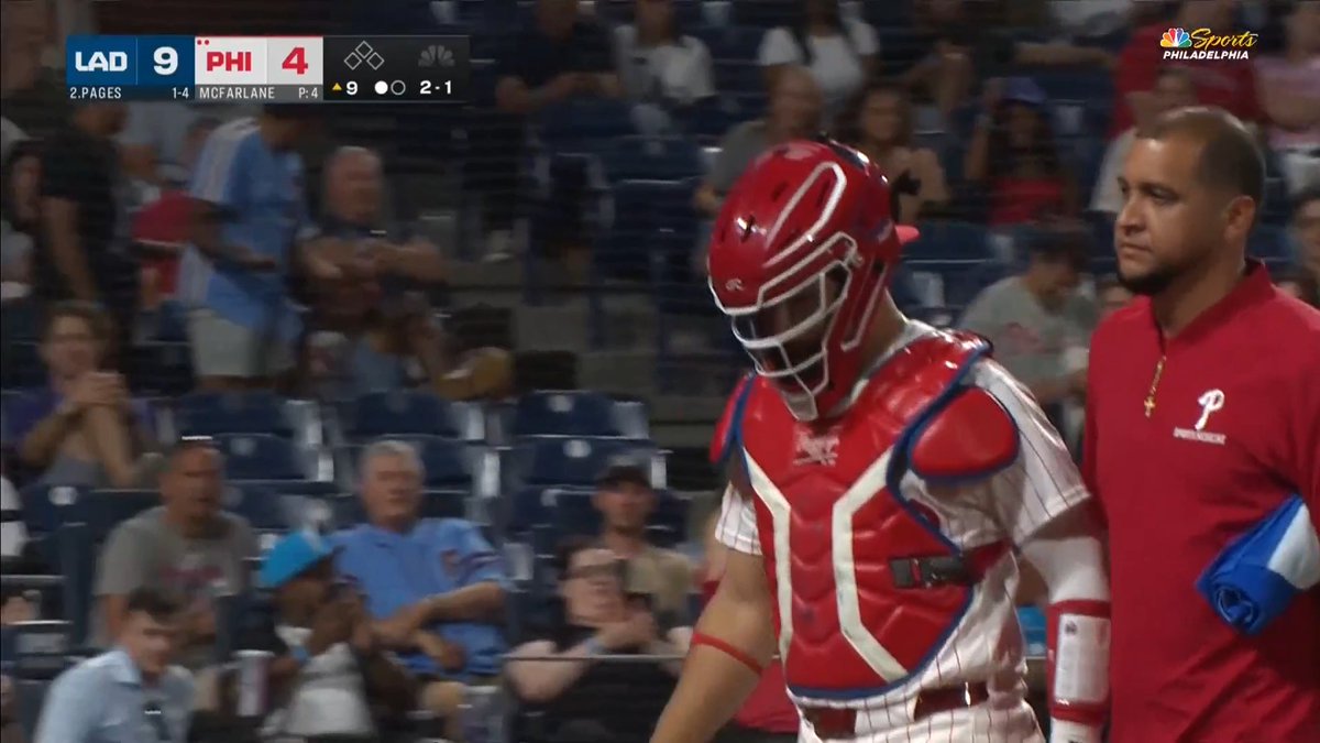 Rafael Marchán leaves the game in the top of the ninth.