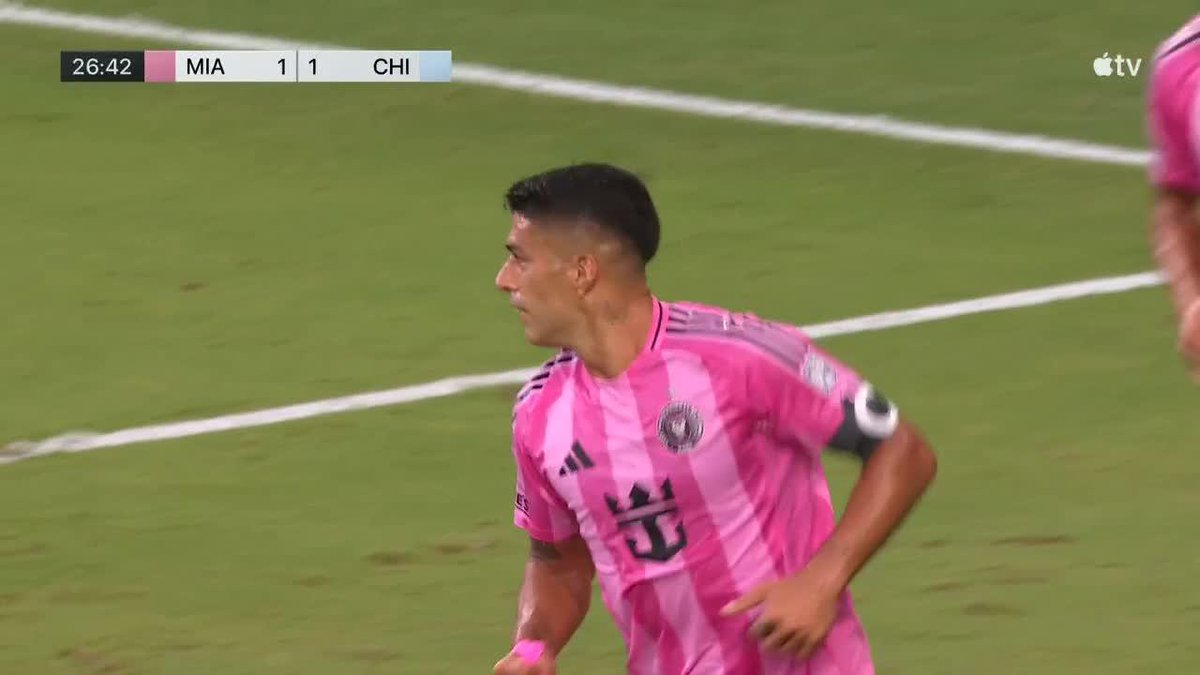 EL PISTOLERO NO FALLÁ: Lucho Suárez marcó de penal su primer gol del doblete en el triunfo 3-2 de Inter Miami a Chicago Fire. 📺 Major League Soccer on Apple