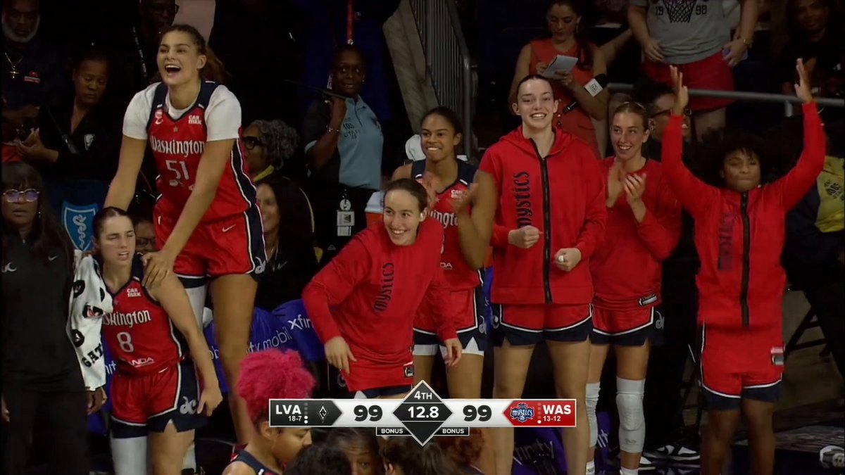SHAKIRA AUSTIN WITH THE CLUTCH AND-1 FOR THE WIN 😤 The bench was LOVIN' it 🔥