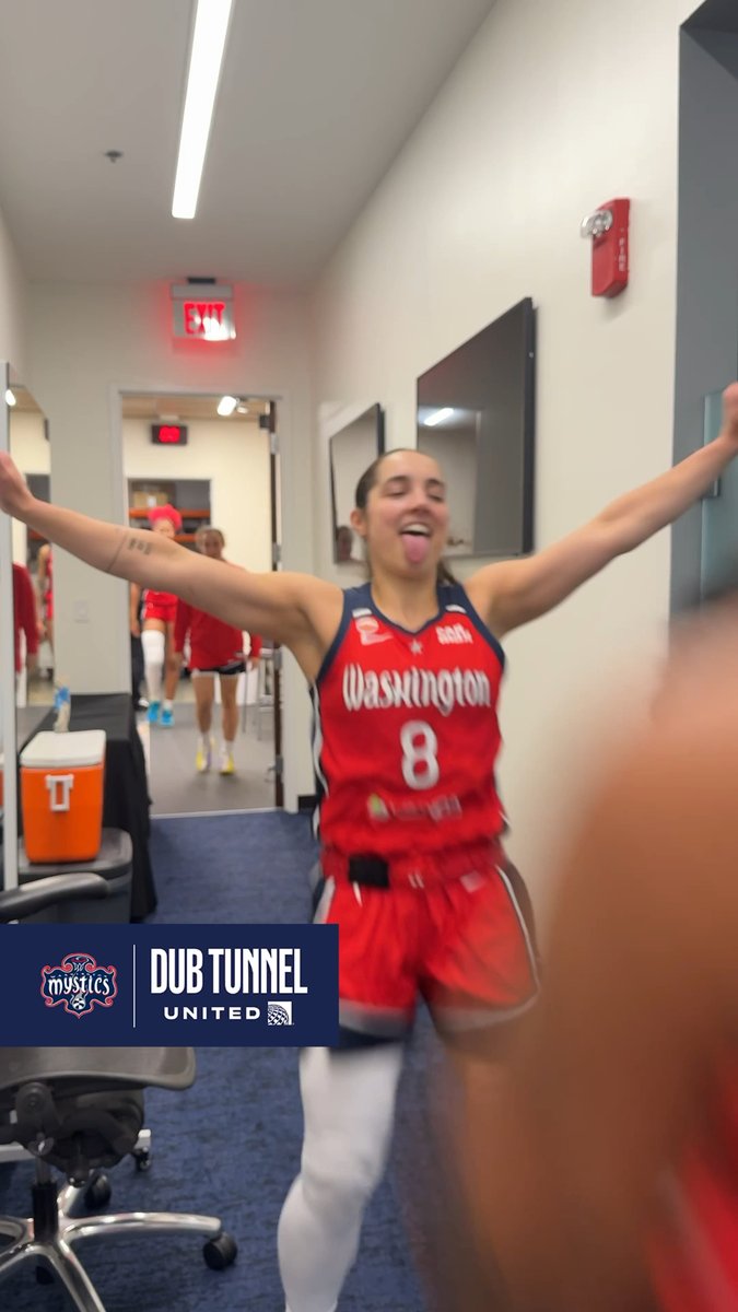 Young hoopers on top! Dub Tunnel United Airlines