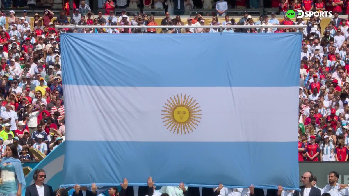 porque nadie esta hablando de que LAUTARO MARTÍNEZ estaba cantando el himno como titular???