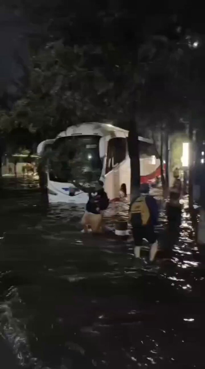 #Reportando ⛈️ | "Como alberca": Severa inundación paraliza el paradero de Indios Verdes, #CDMX - #EDOMÉX. 🔴 🌊⚠️ Completamente bajo el agua quedó el paradero de Indios Verdes sobre Av. Insurgentes Norte tras la fuerte tormenta de esta noche. 🚨 Se insta a la población a evitar por completo la zona y buscar vías alternas, ya que el paso se encuentra prácticamente impracticable y el tránsito paralizado. Fuente: Información Vial Mex vía Facebook.