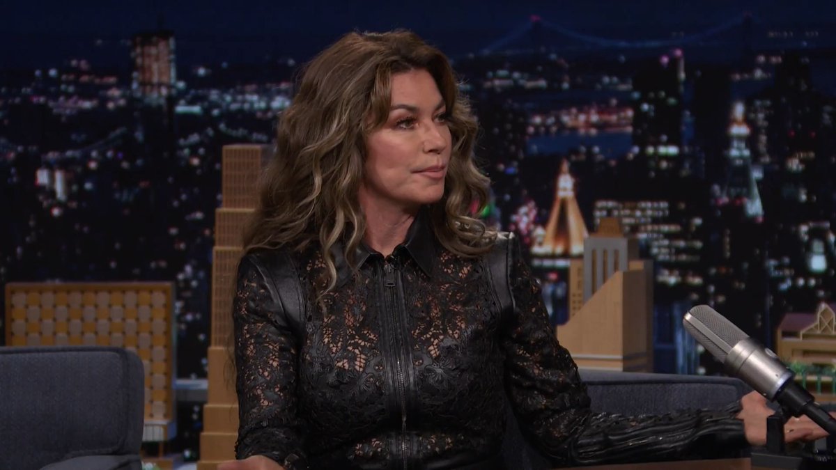 .Shania Twain 💎💎💎 explains how the title track of her new album Little Miss Twain is about all the roles her mother played in the early stages of her music career 🥹 #FallonTonight