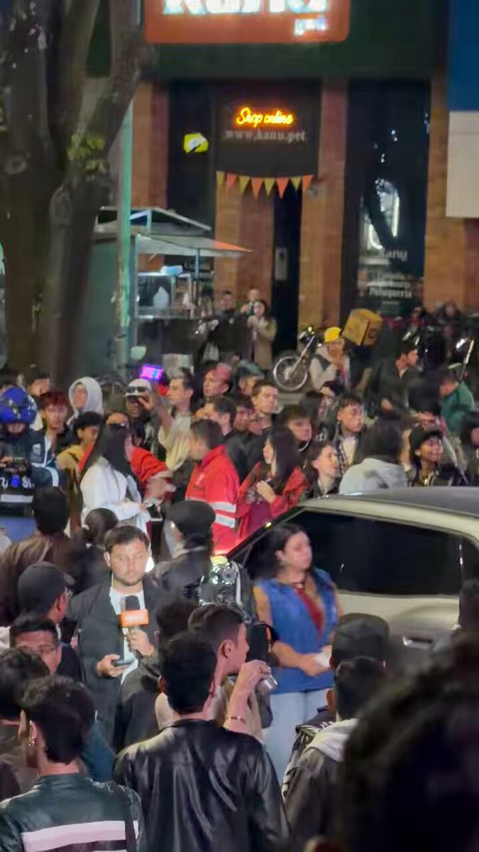 De la besaton en el Andino me llevo como recuerdo que el tipo del carro pasó insultando a una mujer trans, la multitud le pidió pedir disculpas o no avanzaba La comunidad LGBTIQ+ no hace daño señor, solo le pedimos que nos respete, la discriminación es un delito 🏳️‍🌈🏳️‍⚧️✊🏻