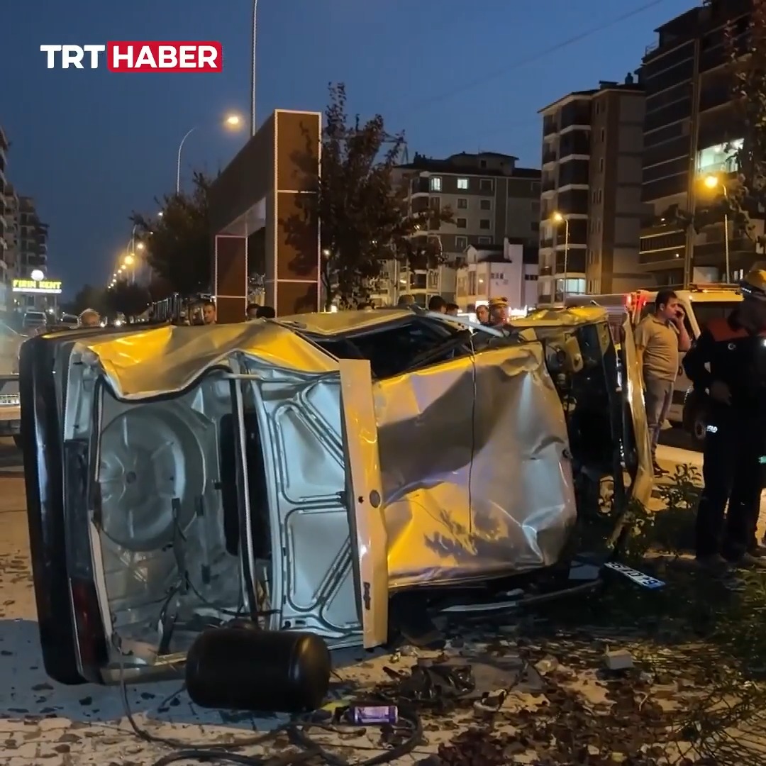 Uşak’ta kontrolden çıkan otomobil, yol kenarında bekleyen yayalara çarpıp takla atarak bir sitenin otoparkına girdi. Kazada 1'i ağır 3 kişi yaralandı.