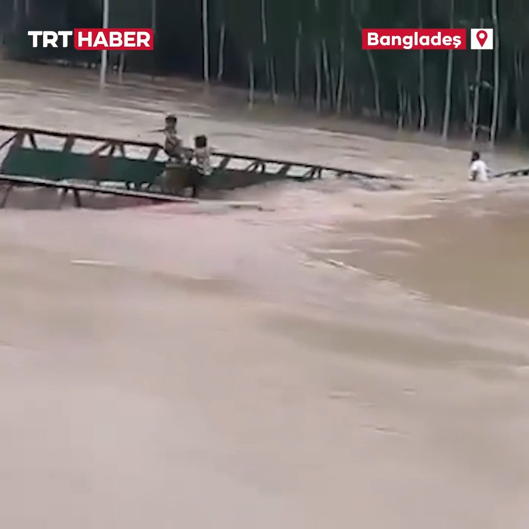Bangladeş’te aşırı yağışlar nedeniyle üzerindeki insanlarla birlikte çöken köprü nehre düştü.