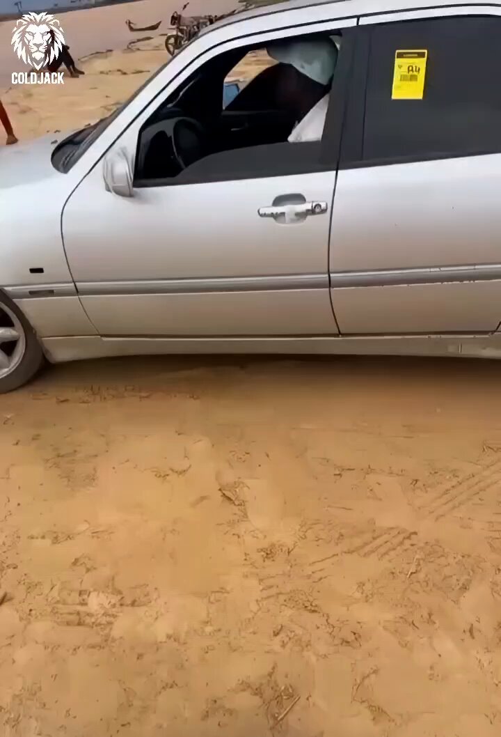 Mitarbeiter eines Hamburger Fährbetriebes beim fachgerechten Verladen eines von der Zulassungsstelle kommenden Mercedes.