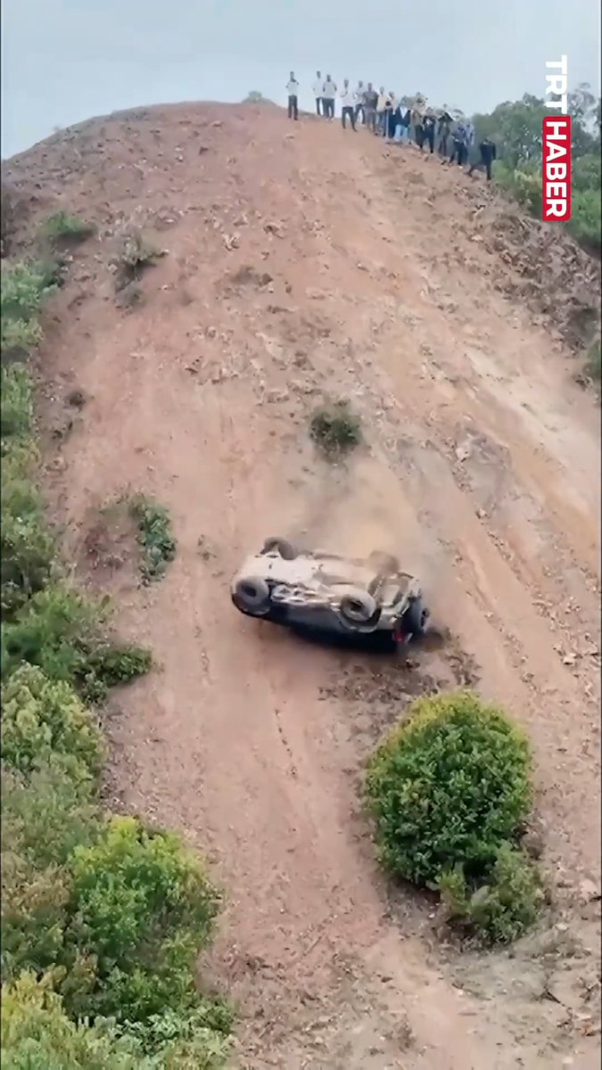 Dik yamaca tırmanmaya çalışan arazi aracı, gücü tükenince taklalar atarak aşağı yuvarlandı. 📍Çin