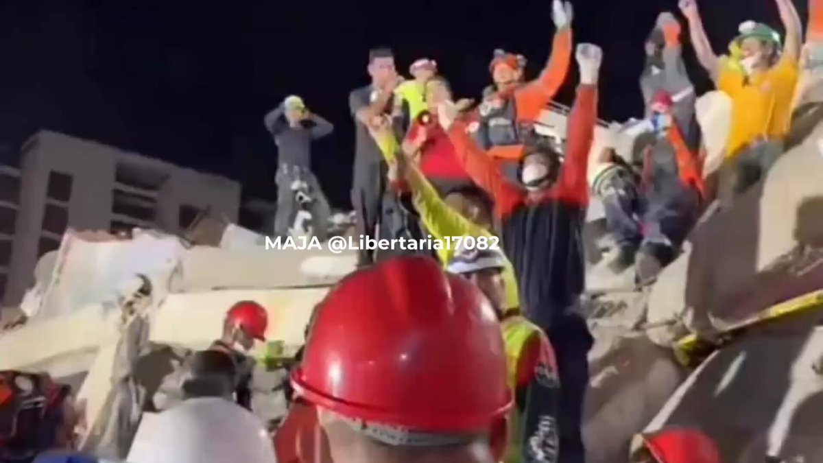 3 y 15 de la madrugada en la OPP 26 de La Guaira. Los rescatistas piden silencio absoluto para no alterar a la persona que presuntamente se encuentra con vida entre los escombros. La esperanza vuelve a encenderse en medio de esta tragedia. Dios quiera que estemos frente a un milagro. 🙏🇻🇪