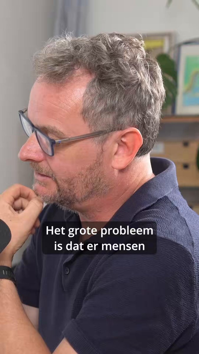 Via social media doet Rogier Kalhmann wekelijks verslag van de verschillende Schouwburgen die zijn 'rechtse cabaretvoorstelling' Trigger Warning niet willen huisvesten en zijn boekingen annuleren. Activisten sturen mails en plegen telefoontjes om hem uit de schouwburgen te weren of groeperen zich ter plekke voor tegengeluid. Verschillende keren benaderde Rogier Kahlmann mij om hierover eens van gedachten te wisselen. Ik geef aan hij zeker langs mag komen, onder die voorwaarde dat ik hem mijn kritische bezwaren mag voorleggen. Wie buiten de impresariaten om de vrije zaalverhuur gebruikt om zichzelf te programmeren moet niet raar opkijken als schouwburgdirecteuren daar lucht van krijgen en de boeking annuleren. En waarom wil een 'rechtse cabaretier' (als zoiets al bestaat) überhaupt kost wat kost in een linkse kerk staan?