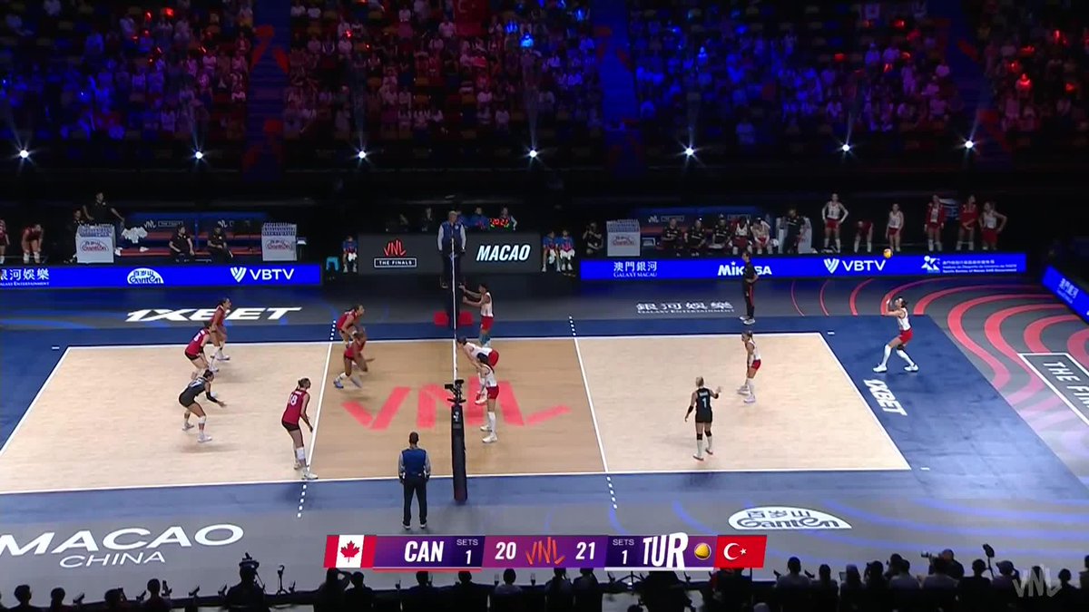 #VNL2026 Hande Baladin 🇹🇷 steps up in the clutch, scoring 4 of Türkiye's last 5 points to close out Set 3 against Canada 🇨🇦. Türkiye are one set away from the semifinals. 📺 Watch LIVE on VBTV: 🏐 #BePartOfTheGame #Volleyball