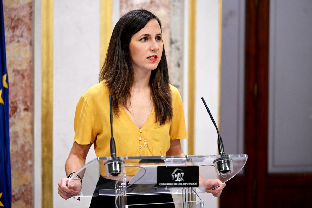 Hoy se vota el Real Decreto sobre jubilación anticipada en el empleo público. La reforma debe abordar el gran problema que es la temporalidad de sus trabajadoras y trabajadores. Exigimos #FijezaYa para miles de interinos porque el Gobierno sigue sin dar respuesta. 🎥Ione Belarra