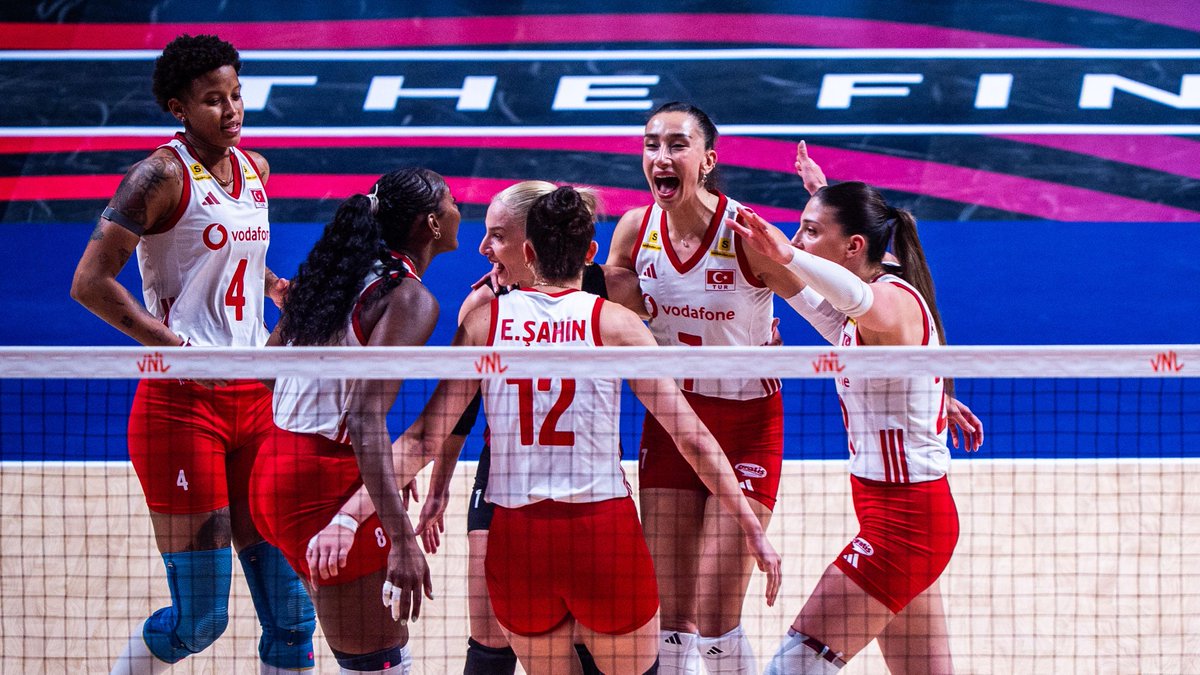 #VNL2026 Türkiye to the SEMIFINALS. 🇹🇷🔥 They overcome Canada 🇨🇦 3-1, powered by another big performance from Vargas (27 points).💥 Now they wait to discover their opponent: USA 🇺🇸 or China 🇨🇳. 👀 Relive it on VBTV 📺 🏐 #BePartOfTheGame #Volleyball