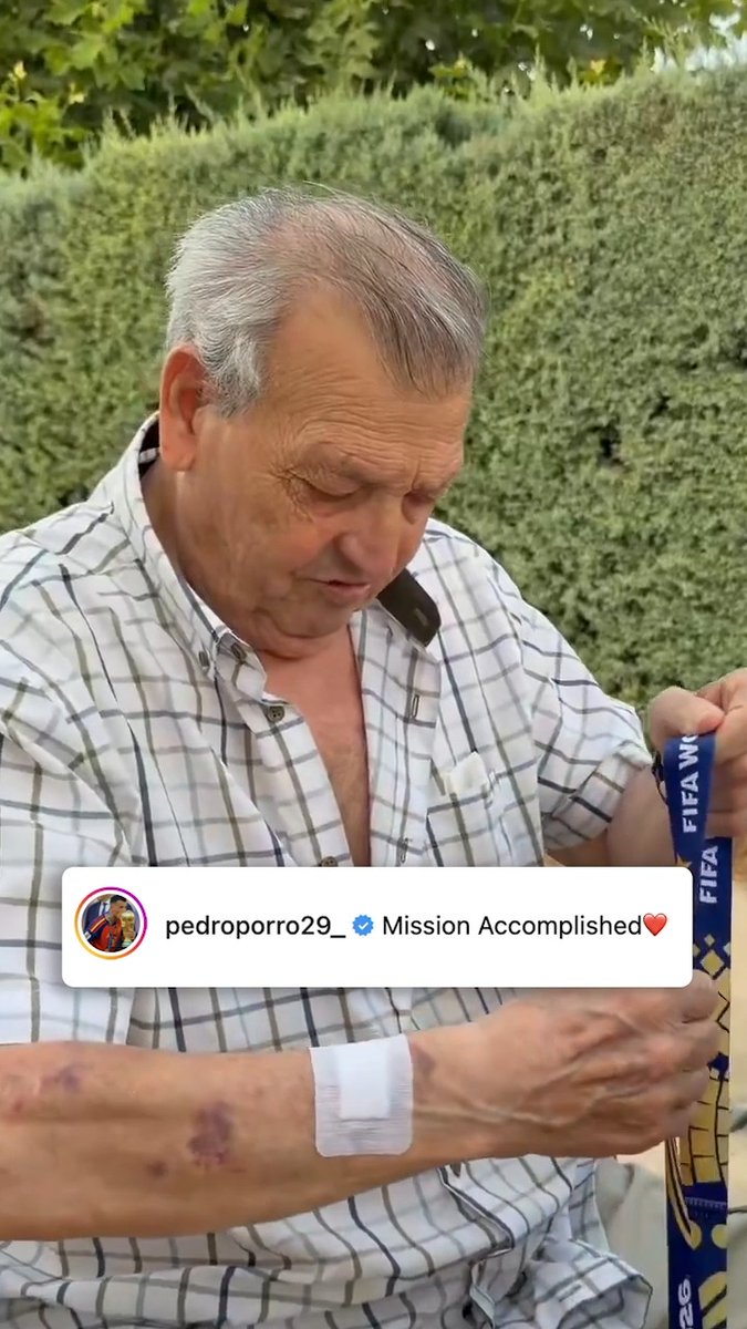 Pedro Porro's grandfather drove him thousands of miles all over Spain during his early football career. The defender gave him his World Cup winner's medal as soon as he returned home ๐ฅโค๏ธ