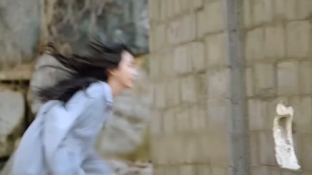 女人为了抄近道钻进了一个带洞的墙里，不料...
