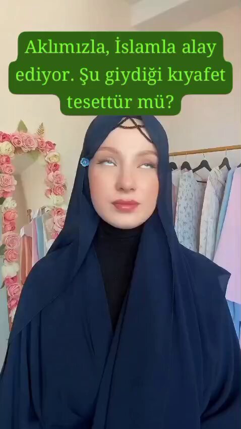 Aklımızla, İslamla, muhatapları olan insanlarla, her şeyle alay ediyor ve giydiğinin tesettür olduğunu iddia ediyor. Giydiği, tesettürün TEK BİR şartını karşılıyor sadece. Bunu anlamayanlar kulaklarını iyice açıp kalın kafalarına tesettürün üç şartı olduğunu iyice soksunlar. Birinci şart; El, yüz, ayaklar hariç her taraf kapanmalı İkinci şart; Vücudun her tarafını kapatsa bile altını göstermemeli yani şeffaf olmamalı. Üçüncü şart: Vücut hatlarını belli etmemeli. Şimdi en basit ifade ile daha fazlası var ama biz en basitini söyleyelim. Bunun omuzları, kolları belli değil mi? Sonuçta bu giydiği, tesettür dediği şey vücut hatlarını belli etmiyor mu? Tesettürün üçüncü şartı vücut hatlarının şurasını ya da burasını belli etmeyecek demiyor, hiçbir tarafını belli etmeyecek diyor. Yani şöyle bir şey söylenebilir mi? El, yüz, ayaklar hariç vücudun her tarafını kapatıyor ama transparan bir kıyafet giyiyor. O zaman buna tesettür denilir mi? Nasıl buna tesettür denilemeyecekse, vücudun tek bir kısmına dahi yapışmış kıyafetlere de tesettür denilemez. Tesettür için bu 3 şartı bilmiyor olamaz. Buna rağmen gözümüzün içine baka baka tesettürlü olduğunu söylüyor aklımızla, insanlarla alay ediyor, Allahla alay ediyor. Öte yandan yüzündeki boya ile 100 metrekarelik bir ev boyanır desek evet abartılmış olur. Bu haliyle yüzünü boyamakla da insanda sahtecilik yapıyor. Kendisini gerçek görüntüsünden farklı gösteriyor. Bu da sahtecilik değil mi? Hadis-i Şerif'te giyinik çıplaklara Allah lanet etsin diyor. Vücudunu belli eden kıyafet giyinik çıplak anlamına gelmez mi? Eğer bu o anlama gelmiyorsa giyinik çıplak anlamına gelen şey nedir? Buna tesettür denilir mi? Yine başka bir açıdan daha, eğer bir erkek, gözüne çarptığı için değil beğendiği için kadına ikinci kez bakarsa bu da tesettür yerine geçmez. Çünkü erkeği kendisine baktırmış oluyor. Şu, ucuz ucuz, erkek de bakmasın canım söylemlerinin tesettürde bir karşılığının olmadığını öncelikle ifade edelim. Bir yerde bir gürültü oldum herkes bakmaz mı? Bakar Bir yerde olağanüstü bir aydınlık bir ışıklandırma oldu mu herkes bakmaz mı? Bakar Bir yerde bir hareket oldu mu herkes bakmaz mı? Bakar Yine bir yerde kadın ya da bir insan görüldüğünde ne geliyor diye insan bakmak mı? Bakar Bakınca da her tarafı değilse de kadının haram olan yerleri erkekler tarafından görülmez mi? Görülür. Elbette, tabii ki erkekler bakmasın. Erkeklerin bakması da KESİNKES haramdır. Ancak İslam, erkeğe bakma derken kadına da açma diyor. Yani kadın açsın erkek bakmasın diye tek yönlü bir emir İslam'da yok, fizik kurallarında da böyle bir şey yok. Sen açınca tekrar söylüyorum ama herkes bakar, harama baktırmış olmakla da erkek harama baktığı için suçlu sen de o harama baktırmakla Allah'ın örtün dediği yeri açmakla ya da vücuda yapışmış olması hasebiyle vücudun bir kısmını belli etmekle sonuç itibariyle baktırmış olmakla suçlusun. Ayrıca bu kadın ne yapıyor biliyor musunuz? Evdeki hanım hanımcık tesettürlü kızları yoldan çıkartıyor. Mesela Aleyna Tilki ya da onun gibileri evdeki tesettürlü kızları hiçbir şekilde etkileyemez. Evinde, yuvasında, hanım hanımcık oturan, meşguliyetleri neyse bunları yapan tesettürlü hanım kızlarımızı da böyle tipler üzerinden ayartarak bozmaya çalışıyorlar. Proje her türlü ilerliyor.