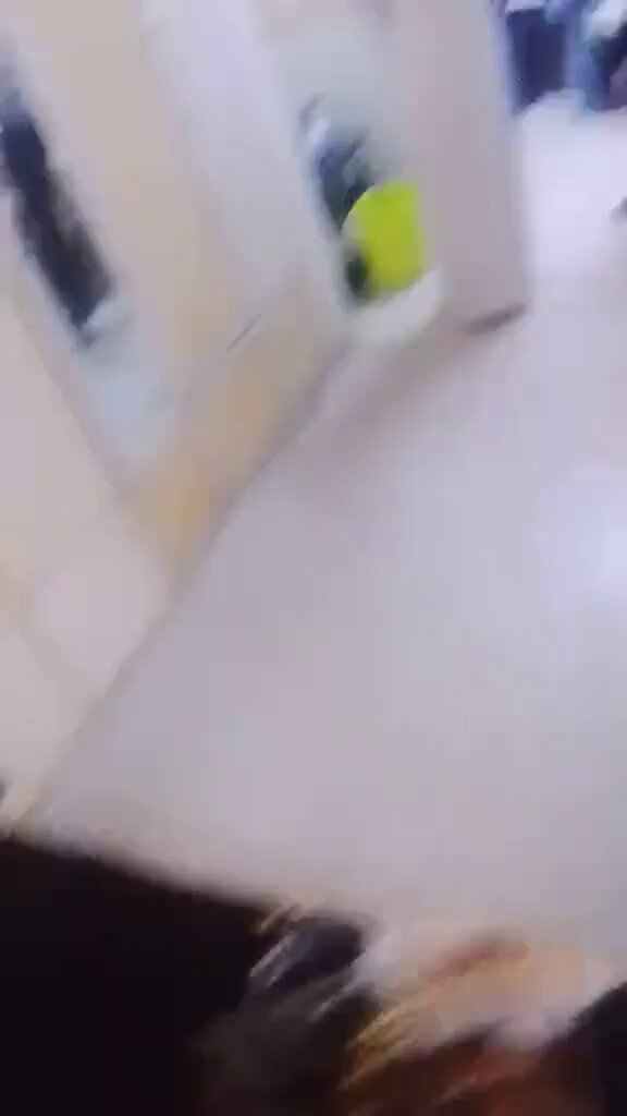 في احد شركات النقل في دبي مشرف مصري يطرد ابن بلده من السكن دون توضيح الأسباب..... وحتى لو كان هناك مخالفه اداريه يوجد تسلسل للجزاءات وليس من مخ المشرف لان الشركه على قولكم (مش الطابونه بتاعة امو) يوجد إنذار او خصم او نقل او فصل مع احتفاظ العامل بكامل حقوقه في السكن ومكافأة نهاية الخدمه لحين اصدار الخروج النهائي وتذكرة سفره وليس على مزاج اهلك وشغل البلطجه