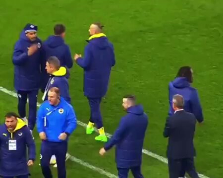Fenerin hocası koluna geliyor kafasına buz konuyor Bunuda ilk İsmail hoca buldu. 4.2.3 gibi