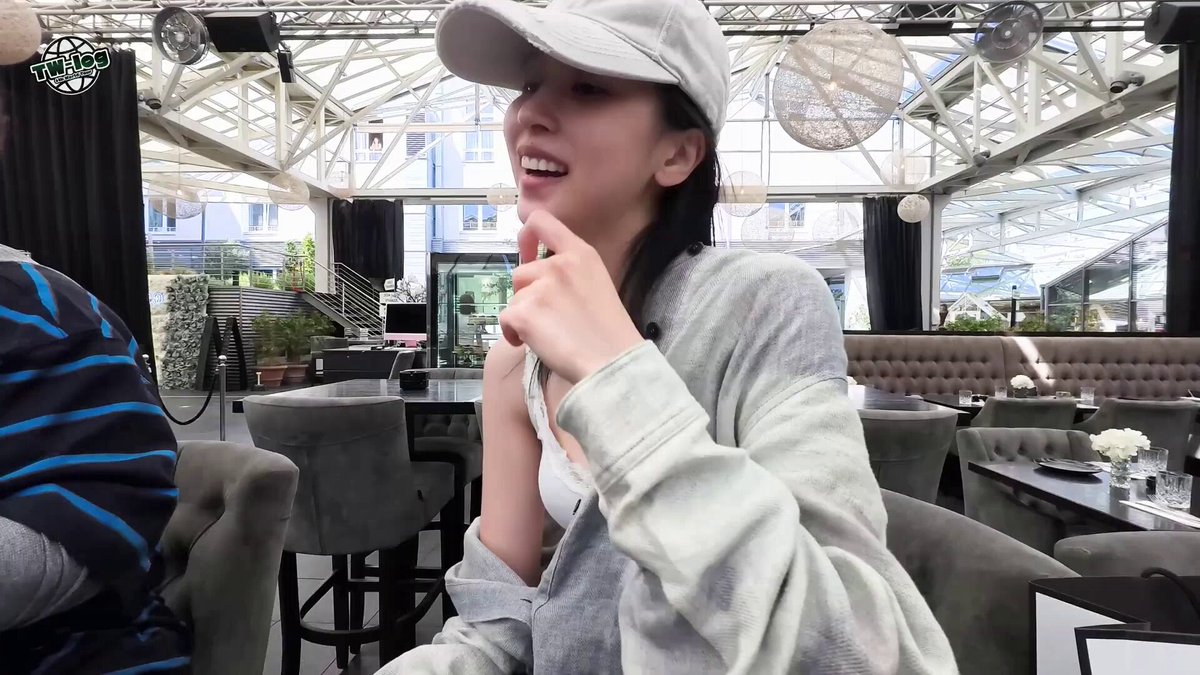 모모가 왜 나는 과자가 없냐! 말해서 카페 직원분이 과자 엄청 많이 주셨대 왜 쯔위만 주냐ㅋㅋㅋㅋ 모모 표정 상상돼ㅋㅋ #모모 #미나 #MOMO #MINA