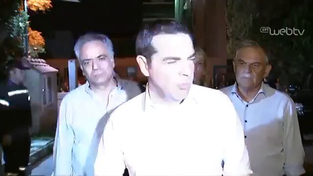 Επειδή έχετε απύθμενο θράσος τέτοια μέρα να μιλάτε για συγκαλύψεις, αποφάσισα να σας δώσω μια καραμπινάτη: το θέατρο του Τσίπρα για το Μάτι στις 01:00 τα ξημερώματα κι ενώ ήξερε ότι υπάρχουν πάνω από 100 νεκροί. Ο ξεδιάντροπος ψυχοπαθής, προκειμένου να διασώσει την εικόνα του δεν έβγαλε λέξη για τους νεκρούς. Αντιθέτως, άνευ τύψεων και ενσυναίσθησης χειραγώγησε την κοινή γνώμη, ότι δήθεν δίνονταν ακόμη «η μάχη με τις φλόγες», τη στιγμή που η φωτιά είχε κατακάψει τα πάντα και είχε σβήσει από τις 20:00 το βράδυ. Εκείνη την ώρα, θαλασσοπνίγονταν τα τελευταία θύματα της εγκληματικά ανίκανης κυβέρνησής του. Αλλά δεν έπρεπε με τίποτα να λερώσουν την εικόνα του «μια φορά στα 100 χρόνια ηγέτη». Άλλωστε, ήταν ταξικοί εχθροί, οι κάτοικοι στο Μάτι. Και αυτό το ψυχιατρικό περιστατικό, τολμάει να κάνει λόγο για «συγκάλυψη». Αυτό το ψυχιατρικό περιστατικό, που έκανε τον ορισμό της συγκάλυψης, έχει τα μούτρα να μιλήσει τέτοια ημέρα! Ίσως για να μας υπενθυμίσει ότι πραγματικά πρόκειται για πραγματικό ψυχιατρικό περιστατικό, καθώς και γιατί δεν αηδιάζει με τον εαυτό του. Είναι ψυχοπαθής.